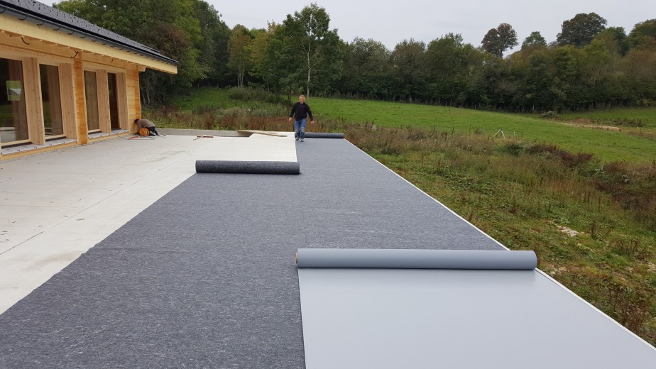 Etanchéité toit-terrasse Dijon : déroulage du feutre et de la membrane